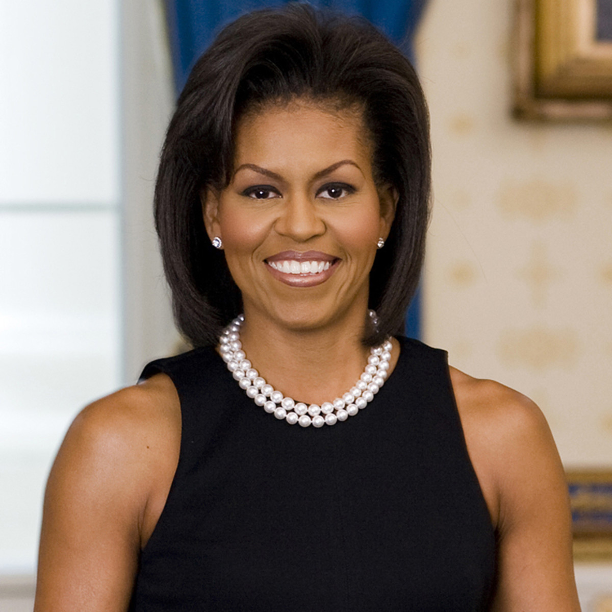 michelle obama in a black dress with pears